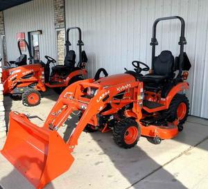 Tracteurs agricoles multifonctionnels Kubota M70 d'occasion, 4 cylindres diesel, 4 roues motrices, mini-tracteur avec chargeur frontal - Product Image 5