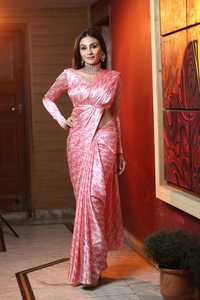 Sari élégant en tissu de satin de créateur Bollywood dernier sari exclusif pour le tissu chic de qualité supérieure sari à la mode exclusif pour les femmes - Product Image 3