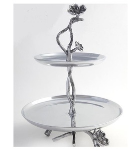 ที่ตั้งเค้กตกแต่งลายดอกไม้แบบหรูหราพร้อมถาดโลหะสองชั้นสีเงินมันวาวและการออกแบบทางศิลปะ - Product Image 1