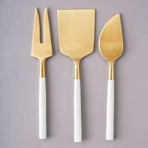 Ensemble de 3 couteaux à fromage en acier inoxydable de qualité supérieure, fabriqués à la main, avec manche en marbre et en bois pour servir le fromage - Product Image 3