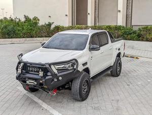 Elegante Toyota Hilux GR Sport 2023 con motor diésel de cuatro cilindros turboalimentado de 2.8 litros - Product Image 2
