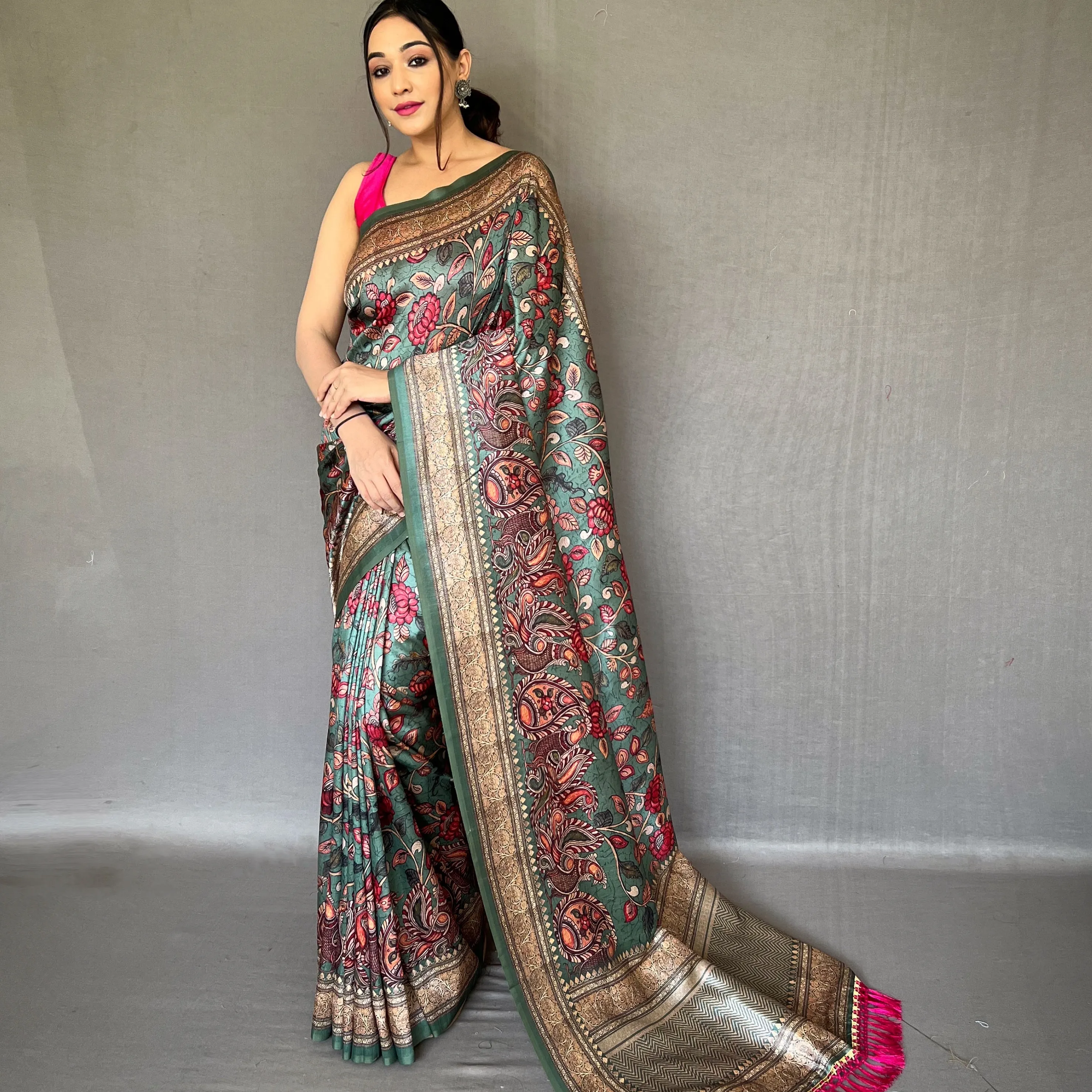 SOFT SILK SAREE MIT NEUEM KONZEPTUELLEN DESIGN IN KALAMKARI FUSION PRINT IN 4 VERSCHIEDENEN FARBEN MIT DRUCK BLUSE