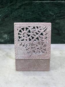 Boîte à bijoux en pierre savonneuse sculptée à la main, complexe et détaillée, pour un usage de petite taille. - Product Image 4