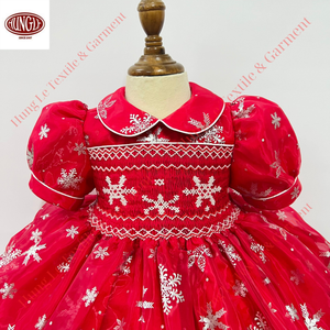 Vente en gros Robe smockée de couleur rouge Tissu organza brillant Flocons de neige brodés à manches courtes Style formel Fête de Noël - Product Image 1