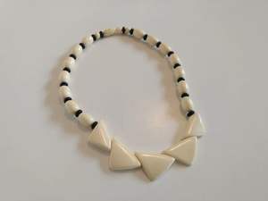 Collar con colgante de resina geométrica para venta al por mayor - Product Image 1