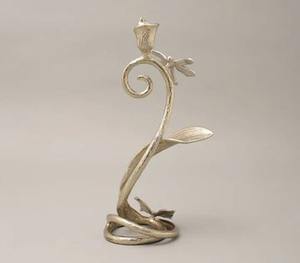 Soporte de vela artesanal de aluminio dorado, estilo real, perfecto para agregar un encanto elegante, acogedor y decorativo - Product Image 3