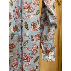 Blusa de Algodón Estampada a Mano KATIE, Popelina Floral de Lujo, Cierre con Botones, Disponible en Talla XL, para Primavera y Oficina - Product Image 2