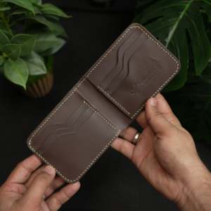 Cartera Bifold Geométrica Clásica No. 55 Pro, Cuero Marrón Oxidado, con Múltiples Ranuras para Tarjetas y 5 Años de Garantía - Product Image 2