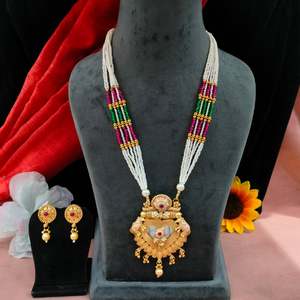 ชุดจี้มุก Mala และจี้ทองสตริงของไข่มุกมันวาวที่มีเสน่ห์เหนือกาลเวลาและความสง่างามที่สมบูรณ์แบบทั้งในแบบดั้งเดิมและทันสมัย - Product Image 2