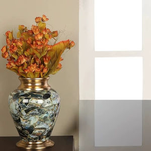 Vase en métal, en aluminium et fer, avec col et base plaqués or, avec motif imprimé d'autocollants en émail, 2025 - Product Image 5