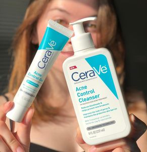 ครีมให้ความชุ่มชื้นต่อต้านริ้วรอย CeraVe พร้อมว่านหางจระเข้และกรดทรานเน็กซามิก