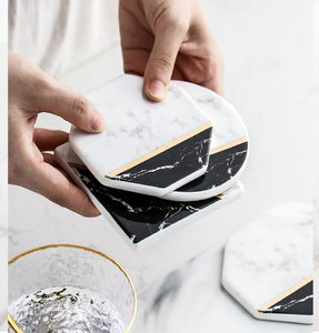 Estos posavasos de mármol geométricos mixtos en blanco y negro con detalles en tira dorada están disponibles a precios de mayoreo. - Product Image 1