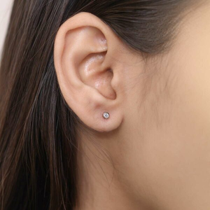 Boucles d'oreilles élégantes en or 10 carats avec diamants de laboratoire pour femmes Boucles d'oreilles solitaires classiques scintillantes parfaites pour un usage quotidien - Product Image 1