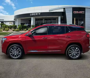 GMC Terrain Denali AWD 2024 Usado, Auto Deportivo con Interior Oscuro, Asientos de Cuero, Techo Panorámico, Cámara Trasera de 360°, Automático - Product Image 2