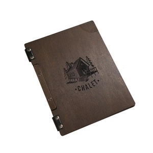 DIVRIS DRL-205 Porte-menu en bois marron avec reliures métalliques et sangles en cuir, capacité multi-pages pour restaurants - Product Image 4