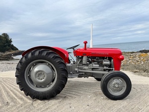 รถแทรกเตอร์วินเทจสีแดง Massey Fergusson 35 ขับเคลื่อน 4 ล้อ รถแทรกเตอร์คลาสสิกสำหรับงานเกษตรกรรม - Product Image 6