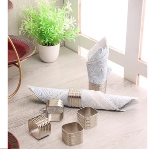 Servilletero de Lujo para Decoración de Mesa de Comedor, Decoración Navideña, Anillo para Servilletas Plateado Brillante de Calidad Sostenible - Product Image 1