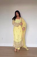 Ensemble prêt-à-porter en faux georgette avec broderies de designer, comprenant un haut, un pantalon et un dupatta.