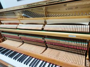 Yamahas เปียโนอะคูสติกตั้งตรงสีน้ำตาล W103สำหรับผู้เล่นมืออาชีพใช้เปียโนไม้แข็งสองมือญี่ปุ่น - Product Image 5