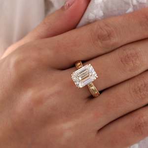 Bague gravée à la main avec diamant de laboratoire taille émeraude vintage certifié IGI et bande conique (5,20 CT) - Product Image 6