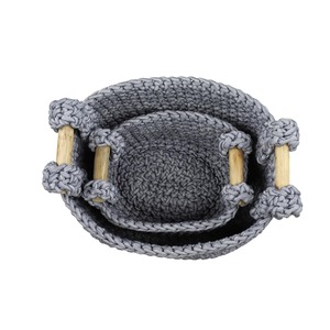 Panier en fibre tissé à la main gris avec poignée en bois, idéal pour le rangement à domicile, la décoration et l'utilisation quotidienne, en provenance d'Inde - Product Image 4