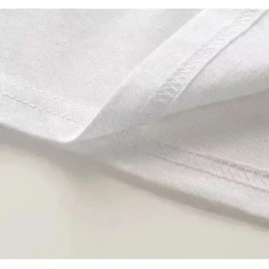 เสื้อยืดคริสต์มาสสำหรับผู้ชายและผู้หญิง ลายกวางบัฟฟาโลสามตัว หมวกสีแดง ผ้าสีดำ สำหรับงานปาร์ตี้วันหยุด-มีโลโก้ด้านหน้า - Product Image 4