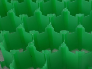 แผ่นตาข่ายพลาสติกซึมน้ำได้สำหรับปูหญ้า ยี่ห้อซันส์บิลด์ เป็นมิตรกับสิ่งแวดล้อม ใช้ป้องกันพื้นหญ้าในลานจอดรถ - Product Image 3