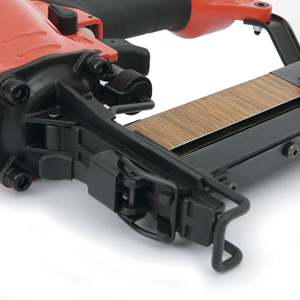Agrafeuse pneumatique robuste pour travaux de charpente, utilise des agrafes de 14/19-50 mm - Product Image 3