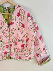 Chaqueta Acolchada de Algodón con Estampado de Frutas Rosadas, Chaqueta Bomber Boho Hecha a Mano, Prenda Exterior con Estampado de Bloques, Chaqueta Ligera Reversible - Product Image 4