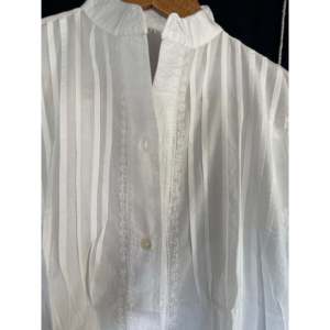 Camisa Blanca Bordada con Botones, Corte Holgado, Larga, Estilo Casual, Tejido de Chifón, Satén, Seda, Algodón y Encaje para Primavera/Verano - Product Image 3