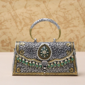 Pochette ronde en métal doré avec panneaux texturés et chaîne accentuée de perles Disponible en gros Stock d'ornements de jardin - Product Image 4