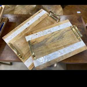 Plateau en bois design avec nacre détaillant plateau fonctionnel et élégant pour les collations, le thé ou l'affichage - Product Image 3