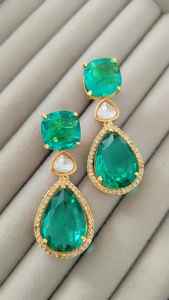 Pendientes de gota de piedras de fusión multicolor chapados en oro de lujo para mujer Fusión colgante de coral con diseño de gota elegante - Product Image 3