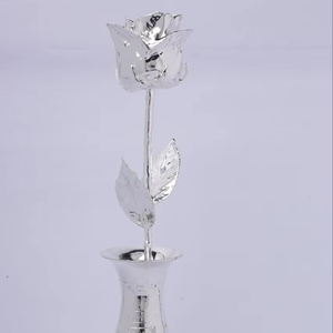 Vente en gros Vase émaillé en argent avec motif floral de roses Article de décoration tendance pour détaillants et fleuristes - Product Image 1