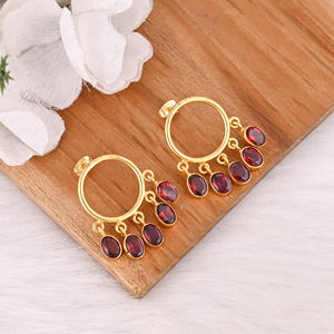 Pendientes Minimalistas Hechos a Mano de Plata de Ley 925 con Granate de Mozambique para Mujer, Joyería Ligera de Forma Libre, Venta al por Mayor en India - Product Image 2