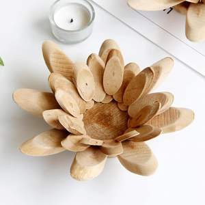 Porte-bougie en bois naturel à grain lisse, finition mate, texture bois, design personnalisé fait à la main pour la décoration de Noël à la maison - Product Image 1