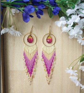 Pendientes largos de aro con flecos de cuentas amarillas y rosas suaves-Pendientes únicos Boho - Product Image 1