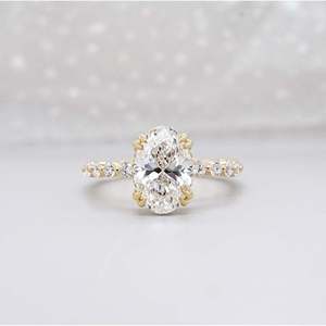 Anillo de Compromiso Ovalado con Halo Oculto y Banda de Diamantes Pavé, Diamante Cultivado en Laboratorio - Product Image 1
