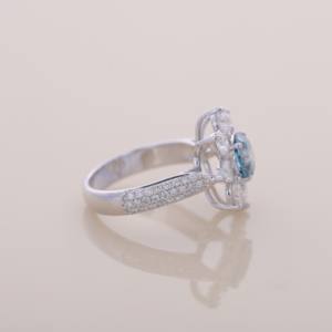 Bague de fiançailles en or blanc/rose et or jaune 9 carats avec diamant bleu rond de laboratoire certifié IGI et halo floral à taille trilune latérale - Product Image 4