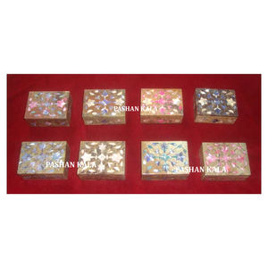 Caja de Almacenamiento de Joyas y Regalo de Forma Rectangular con Incrustaciones de Nácar y Piedra de Savia Natural de Diseño Único y Antiguo - Product Image 1