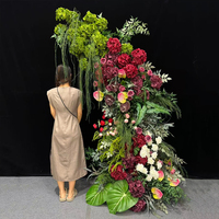 Décoration florale d'arche de mariage vert bordeaux pour toile de fond