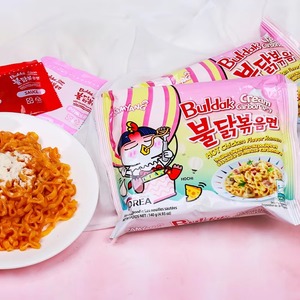 ราเม็งเผ็ดเกาหลีคุณภาพสูงกับไก่ร้อนและซอสคาโบนาร่า