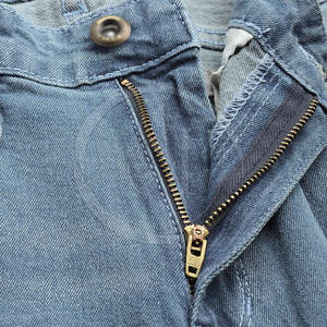 Le Pakistan a fabriqué un pantalon en jean pour femmes de conception unique salopette taille moyenne avec devant plat nouveau style pour la saison du printemps - Product Image 5