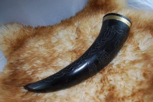 Corne à boire antique sculptée Viking indien de haute qualité avec support pièce décorative élégante technique polie artisanat naturel - Product Image 3