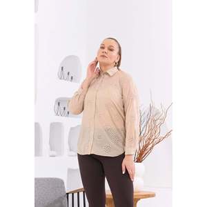 Blusa de Algodón con Detalle de Encaje Perforado RMG Talla Grande, Tejido de Seda, Colección de Verano, Ajuste Cómodo para Mujer - Product Image 2