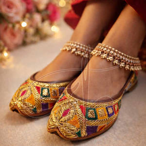 Vente en gros de Khussa pour femmes de qualité supérieure, marque privée, semelle extérieure en cuir antidérapante, design personnalisable, prix abordable - Product Image 3