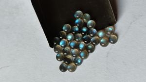 Vente en gros de haute qualité 10mm bleu feu Labradorite pierre de lune Cabochon cristal naturel blanc rouge couleurs de vibration pour bijoux - Product Image 3