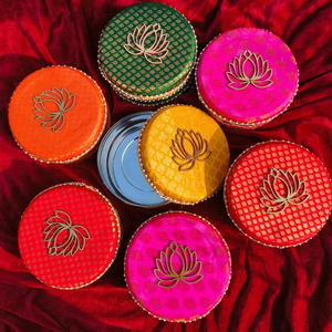 Boîtes mithai décoratives en acier en vrac avec brocart Lotus Design 250g 500g boîtes ladoo indiennes douces conteneurs de retour de pooja de mariage - Product Image 1