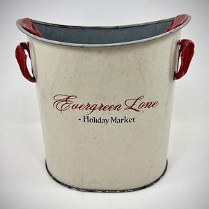 Maceta de jardín Snowy Trail con acabado festivo para uso en exteriores con árboles de flores de vacaciones y Poinsettias - Product Image 6