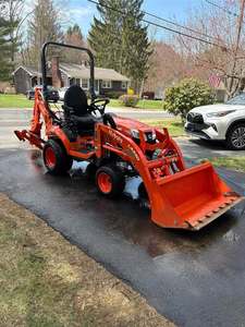 Tractor Diésel Subcompacto Kubota BX2380 de 23 HP con Tracción en las 4 Ruedas y Cargador |   Tractor Utilitario Compacto Kubota BX2380 4x4 para Jardín y Granja - Product Image 6